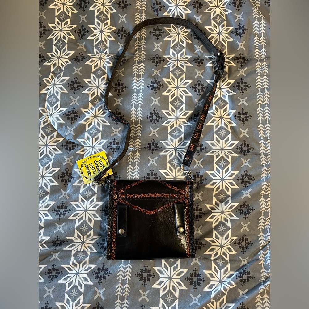 Black and Red leather Crossbody Bag - Picture 3 of 5